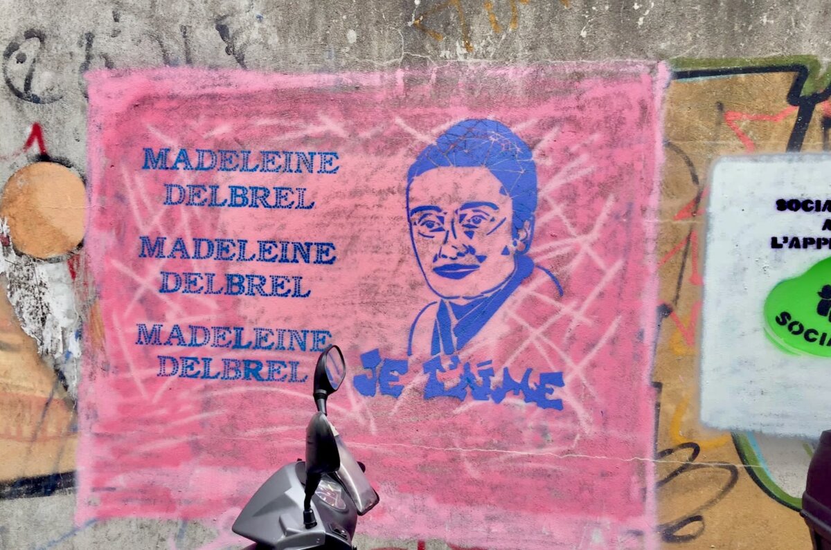 Plakat das an Madeleine Delbrêl erinnert, an einer Mauer in Ivry
